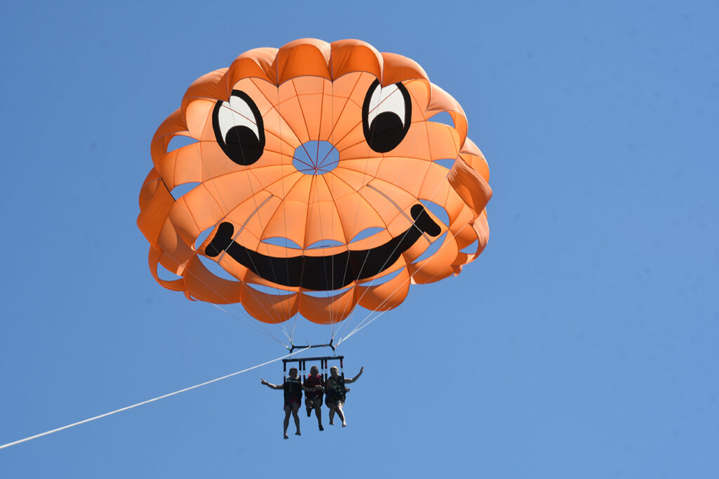 Parachute Ascensionnel Cap d'Agde - Parachutisme nautique Espace Jet